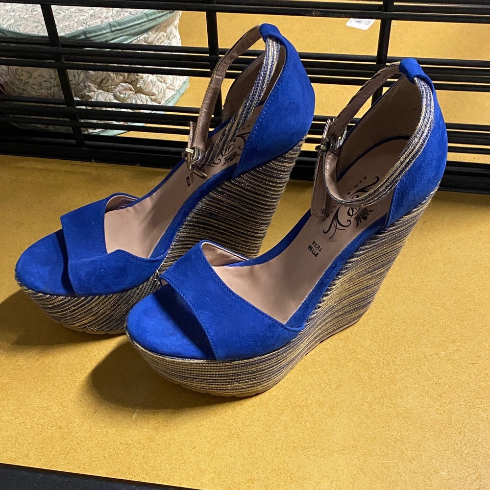 Size 40/ 9 US Paris Hilton Blue Heels